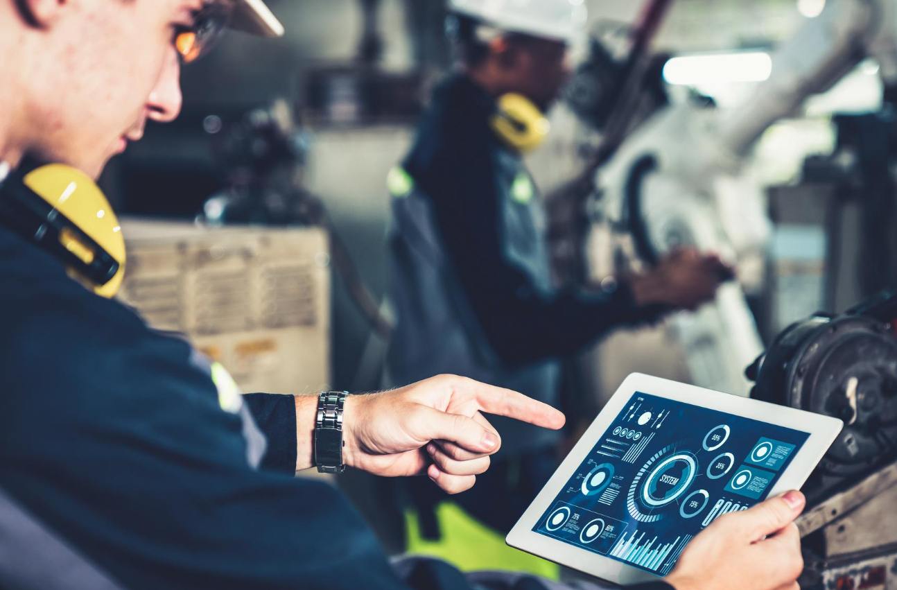 Guía de Gestión del Cambio en la Industria 4.0: Cómo preparar al personal operativo para trabajar junto a la IA